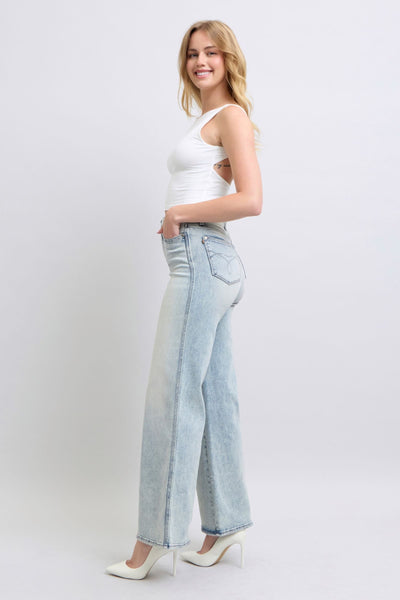 Judy Blue Jeans 88867, high waist retro wide leg, model in light denim.