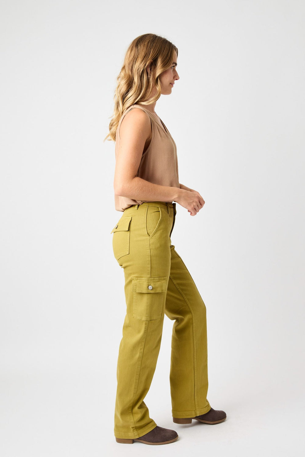 Woman wearing Judy Blue Jeans high waisted straight cargo pants in olive green with pockets and a sleeveless beige top.