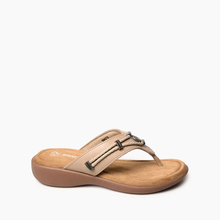 Minnetonka SILVERTHORNE 360° sandal with memory foam and metal ornaments.