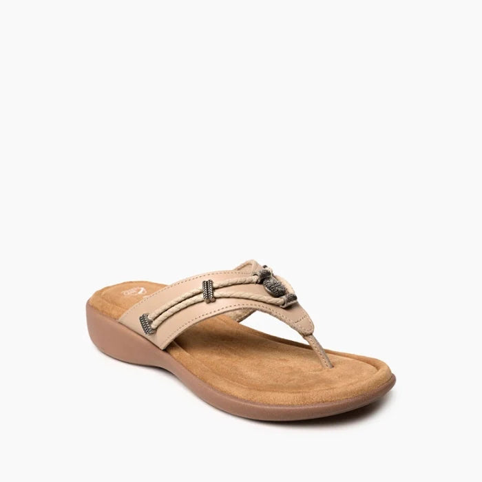 Minnetonka SILVERTHORNE 360° sandal with memory foam and metal ornaments.