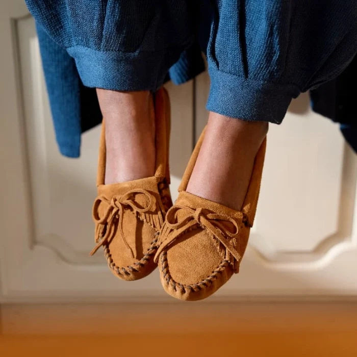 Premium suede Minnetonka KILTY SOFTSOLE moccasins with fringe detail, designed for comfort and style.