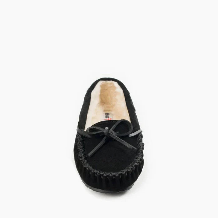 Pre Order Minnetonka CALLY SHOES with suede, sheepskin lining, rubber sole, and versatile collar for cold weather.