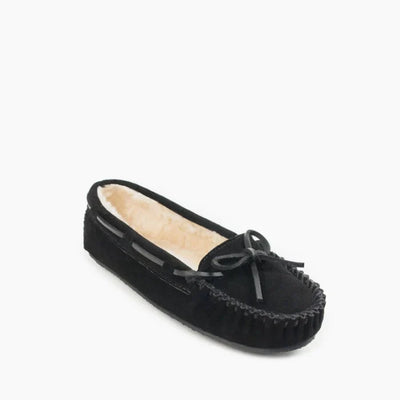 Luxurious suede Minnetonka Cally shoes with sheepskin lining, rubber sole, and versatile collar.