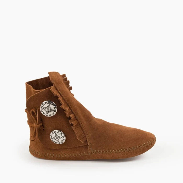 Minnetonka TWO BUTTON BOOT for Women in suede with decorative buttons and padded insole.