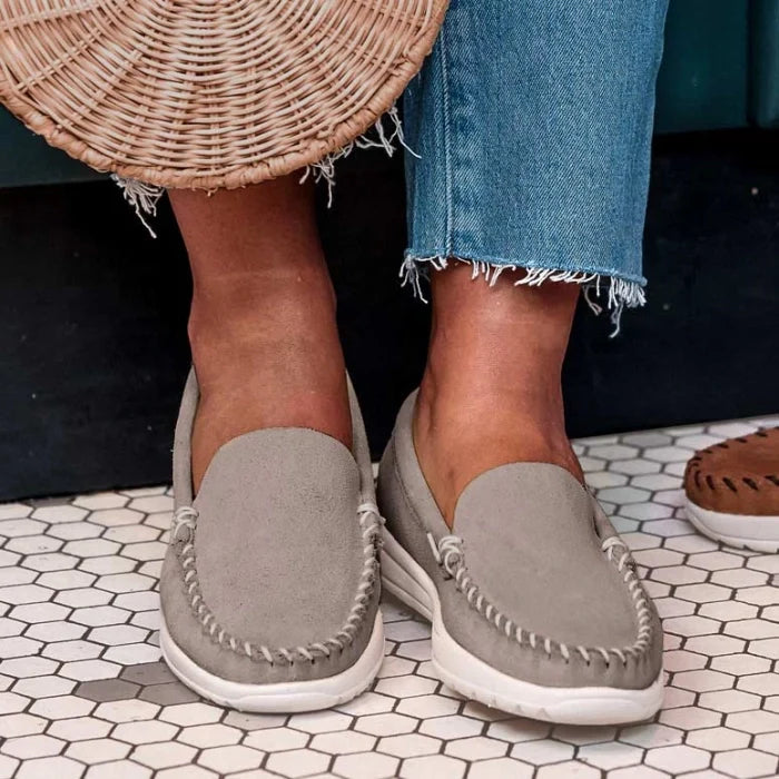 Minnetonka Discover Classic Shoes, stylish moccasin in durable suede, pre-order.