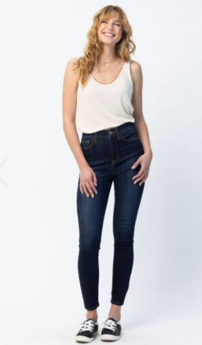 Woman wearing Judy Blue Jeans 82409, high waist dark wash skinny jeans.